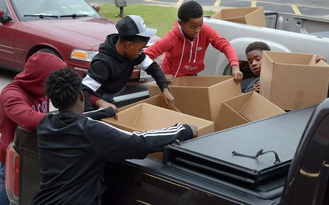 Students lend helping hand at Community Food Drive
